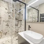 Signature Apartment *